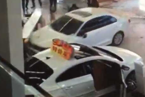“大众车撞入4S店”事件肇事车主被刑拘
