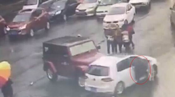 牧马人连环怒撞高尔夫 高尔夫车主险丧命