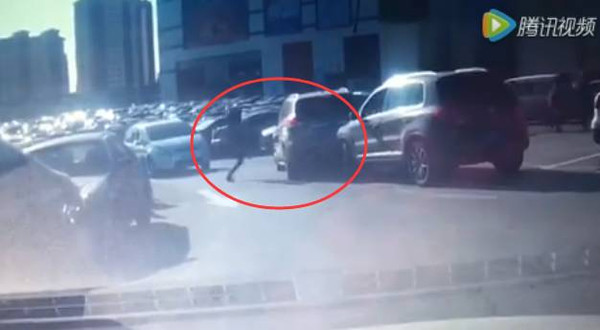途观车主猛踹翼虎车身