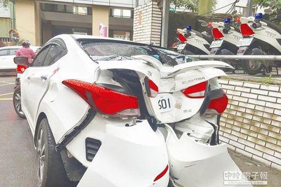 男子开车逃避临检被打爆轮胎