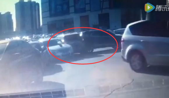 途观车主上车后加油倒车猛撞后翼虎车身。