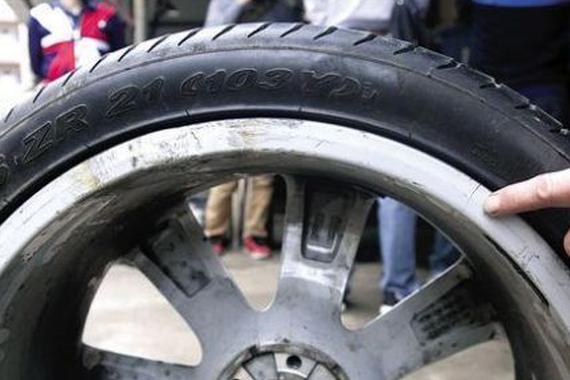 男子480万宾利 2年内轮毂3度开裂险丧命