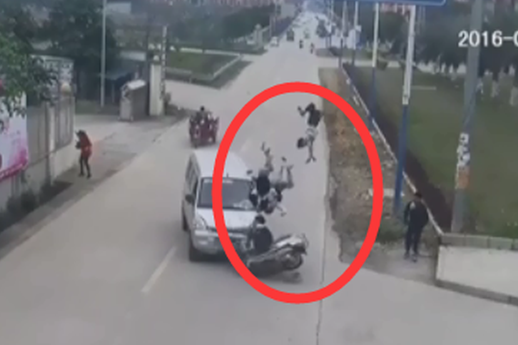 视频：摩托车坐4人！迎面被面包车撞飞