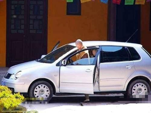 和尚开着豪车是来化缘的吗?