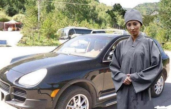 和尚开着豪车是来化缘的吗?