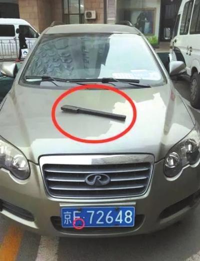 民警查获的车辆及“狼牙棒”。警方供图