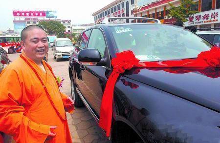 和尚开着豪车是来化缘的吗?