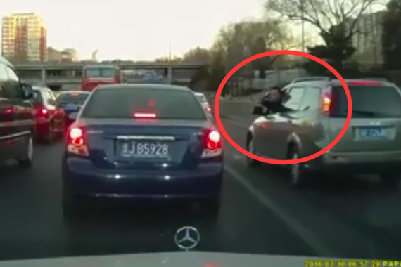 视频：实在嚣张！应急道超车挥舞狼牙棒