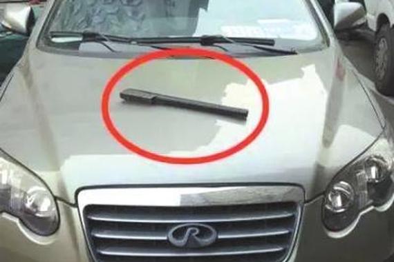 司机开车占应急道用“狼牙棒”威胁其他车