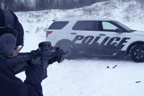 视频：真枪配实弹！防弹警车的实验场地