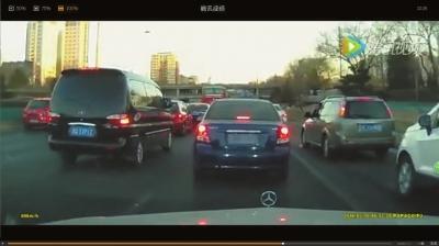 赵某拿出一根“狼牙棒”,威胁其它司机。视频截图