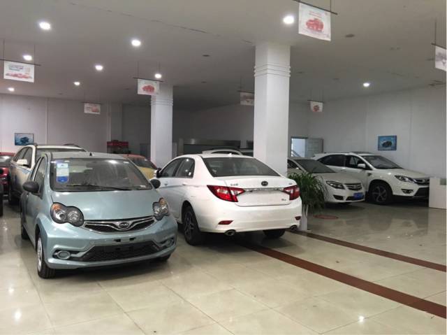 南京尚迪大厅里,停着10多辆因为拿不到车辆合格证被退回的汽车。