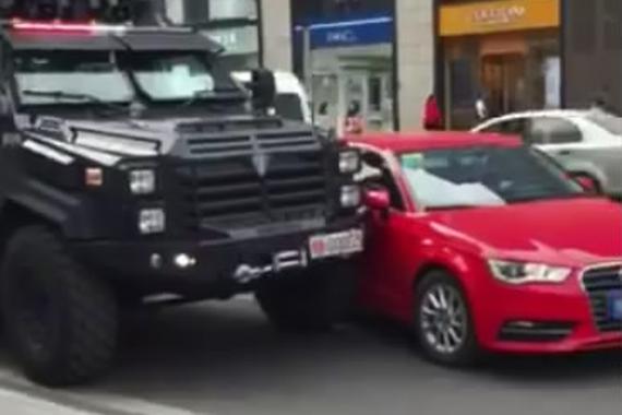 视频：强行变道恶习！悲剧的撞上了特警