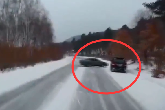 视频：路面打滑如冰壶！旋转中连撞数车