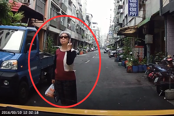 视频：大妈脾气大！汽车不让路我就不走