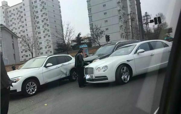 三“B”马路上相撞!这车祸真是“壕”