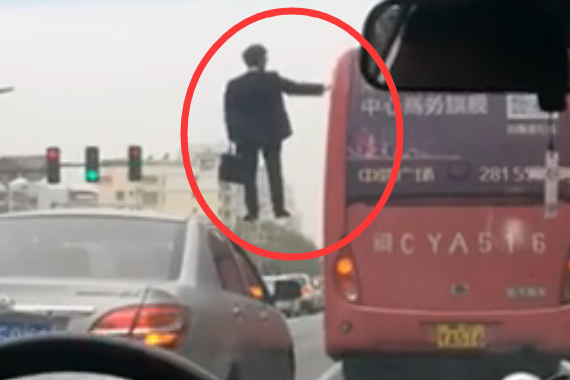 视频：神奇的魔术！男子单手悬浮公交上
