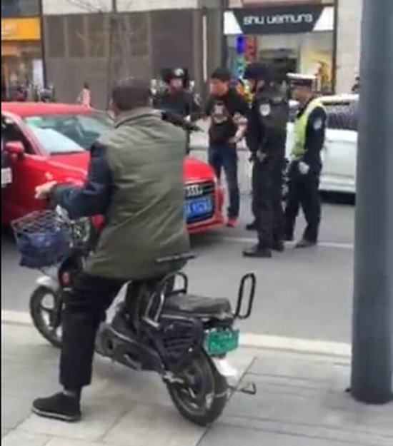 强行变道撞警车 特警提枪警戒吓尿司机