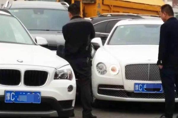 三“B”马路上相撞!这车祸真是“壕”