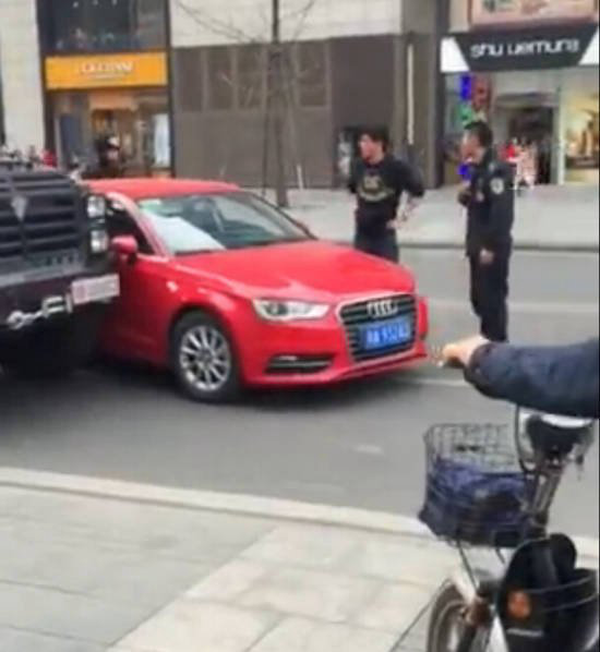 强行变道撞警车 特警提枪警戒吓尿司机