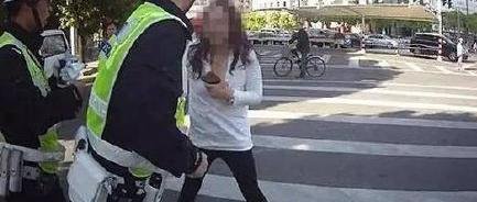 奥迪女车主逆行，对交警解衣扣撒泼！