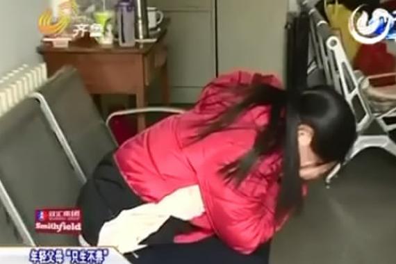 视频：女大学生撞幼童！扔进绿化带离开