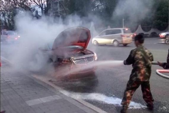 史上最幸运车主：别克自燃巧遇消防车路过