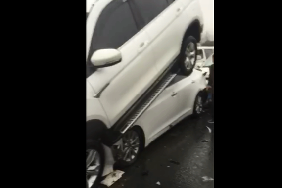 视频：恐怖的连环追尾！汽车前后都变形