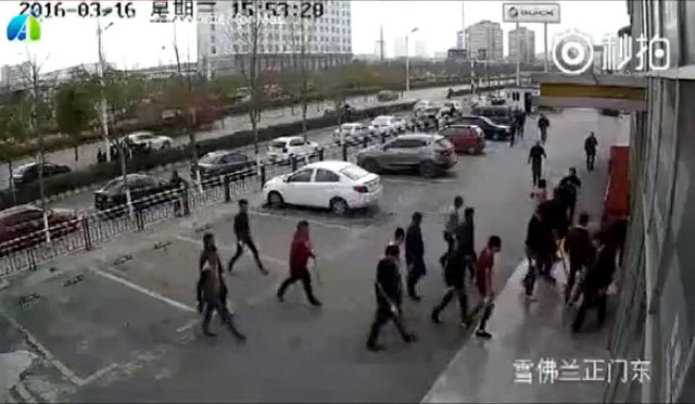 上百人打砸雪佛兰汽车4S店全过程记录