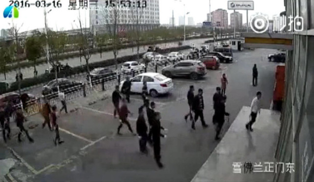 上百人打砸雪佛兰汽车4S店全过程记录