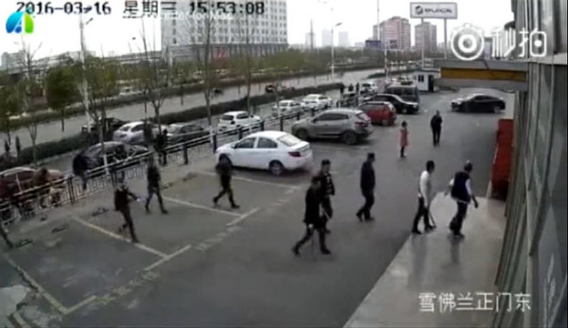 上百人打砸雪佛兰汽车4S店全过程记录