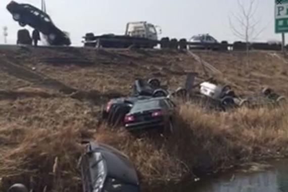 警方辟谣“占用应急车道被铲车铲下高速”