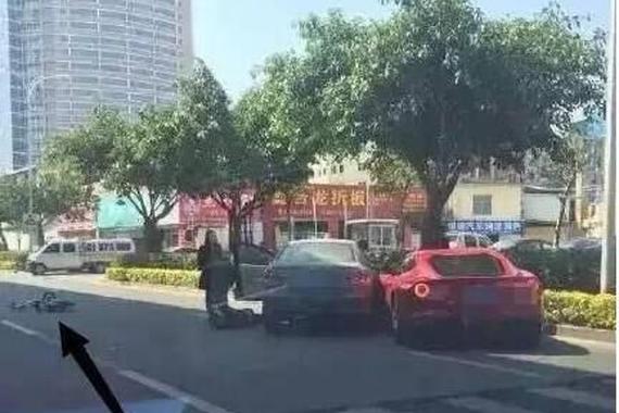 大众为躲避电动车果断撞530万法拉利!