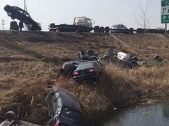 警方辟谣“占用应急车道被铲车铲下高速”