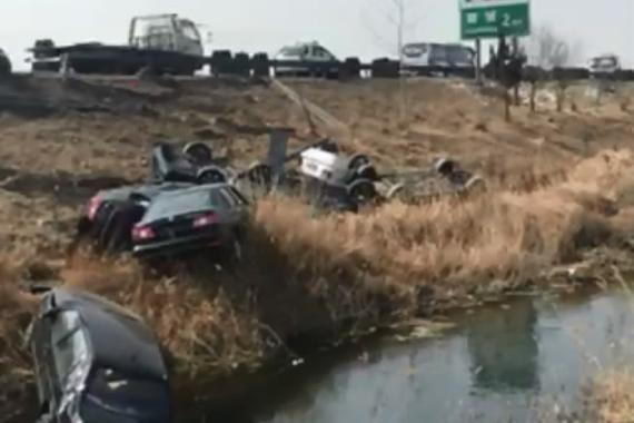 视频：网传高速占道车辆被铲翻？是谣言