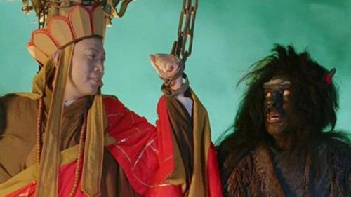 自驾途中遇山羊 豪车司机竟变成“灰太狼”