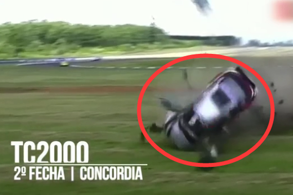 视频：赛车翻滚多圈撞护栏！碎片满天飞