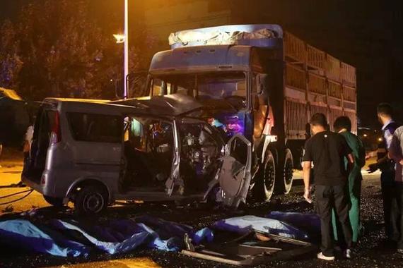 货车司机说实话: 刹不住车时直接碾!