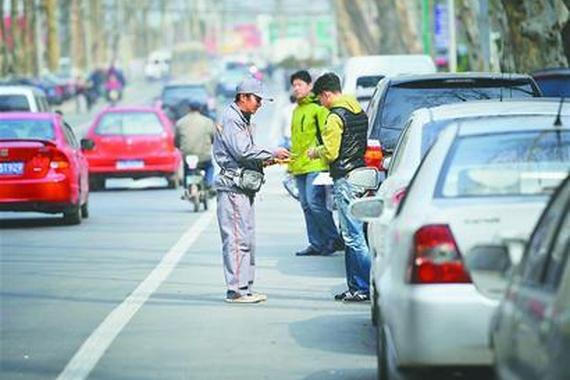 我国将完善差别化停车收费 明年底前出政策