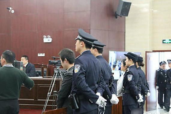 男子情妇合谋撞死妻子获死刑