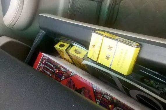 车子被扣还罚款千元只因这包烟！车主哭晕