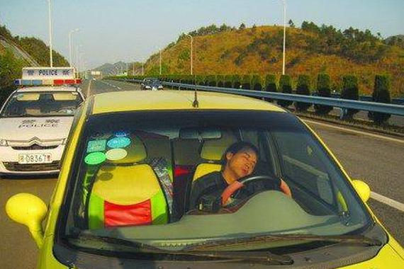 最牛酒驾！睡着直接开到没油没电直到熄火