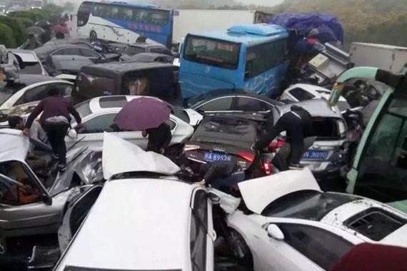 视频：沪宁高速连环车祸 多车追尾现场惨烈