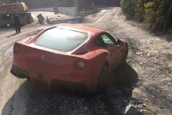 豪车闯川藏线事件老板被质疑骗保