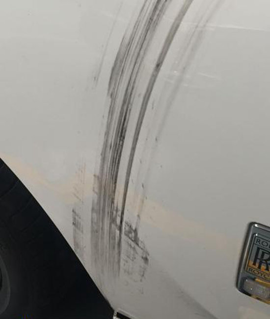 自驾600万 豪车做保养时坠落  车门摔出大坑-新