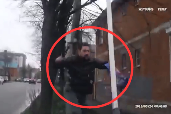 视频：倒霉的行人！今天这祸可躲不过