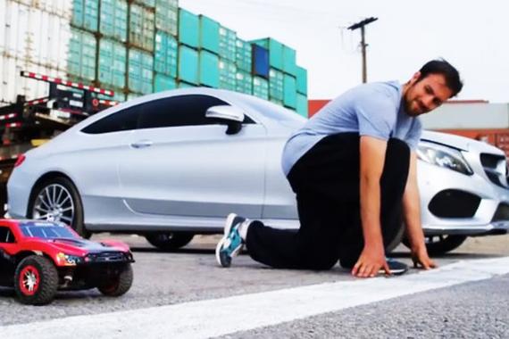 视频：跑酷 vs 模型车 vs 奔驰C级Coupe