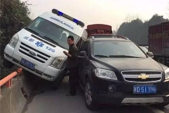 人大代表：占应急车道3次应终身禁驾