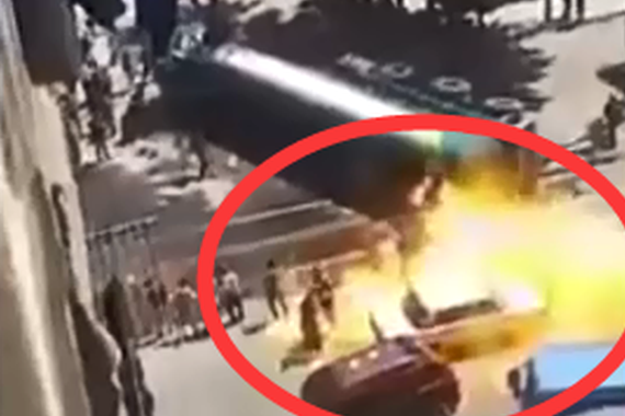 视频：围观侧翻油罐车！突然起火烧多人