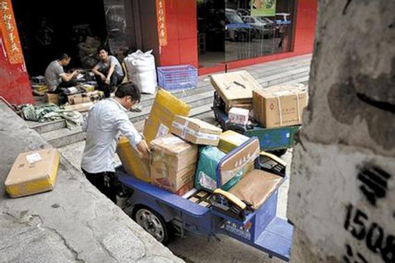 外媒关注中国禁限电动车:将影响快递服务业